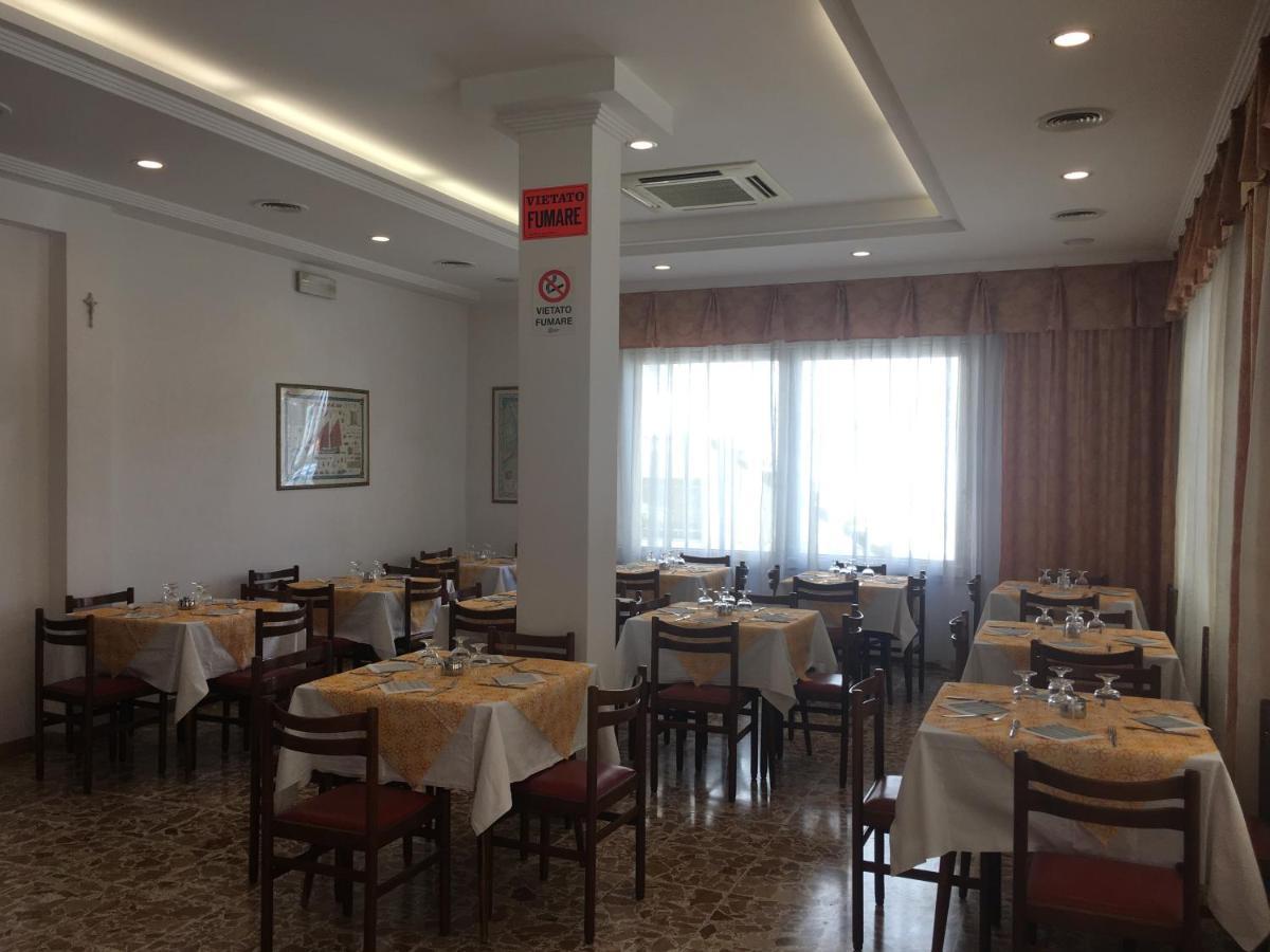 Hotel Villa Rinaldini Rimini Buitenkant foto