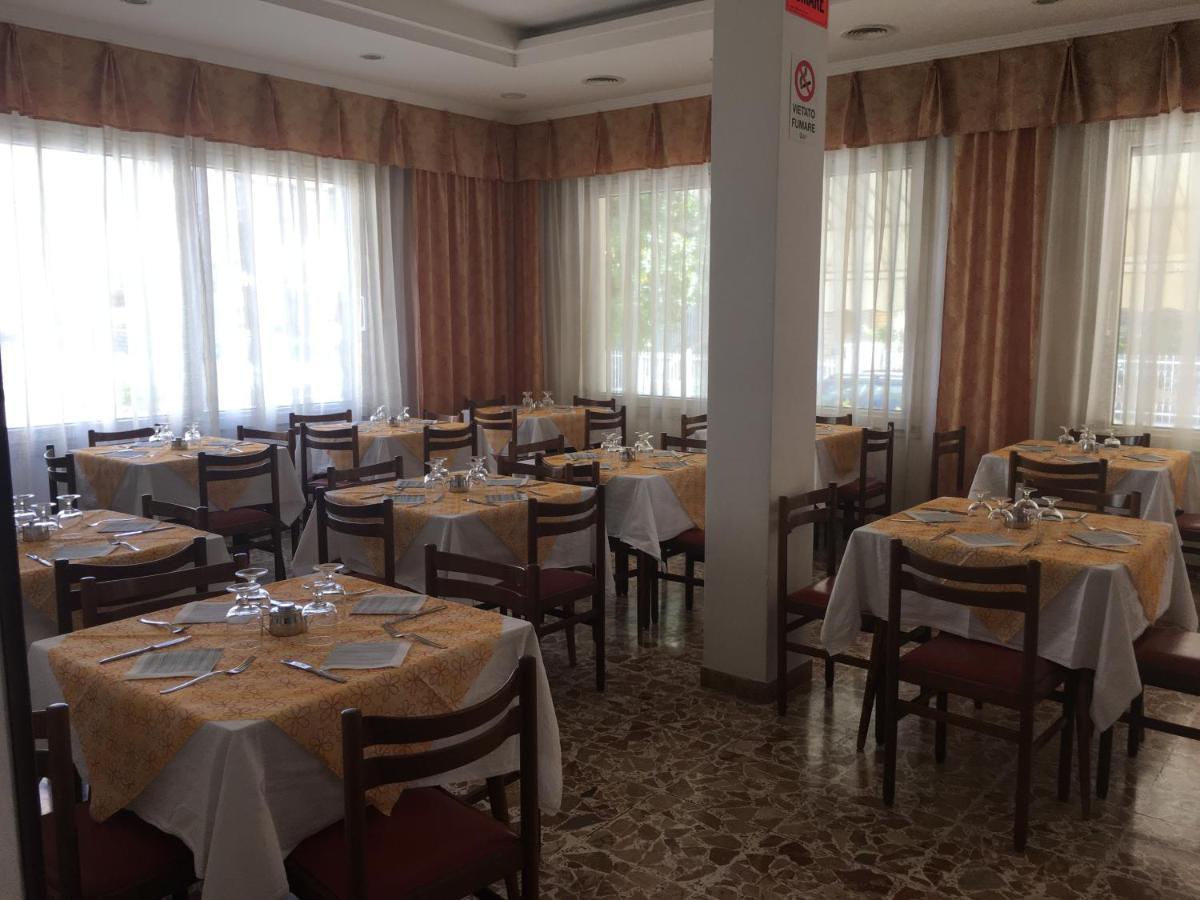 Hotel Villa Rinaldini Rimini Buitenkant foto