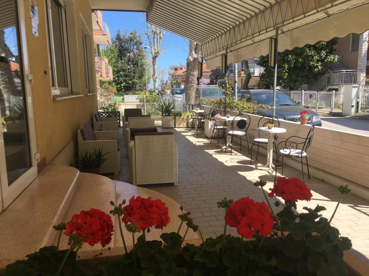 Hotel Villa Rinaldini Rimini Buitenkant foto