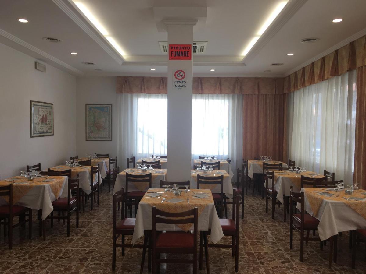 Hotel Villa Rinaldini Rimini Buitenkant foto