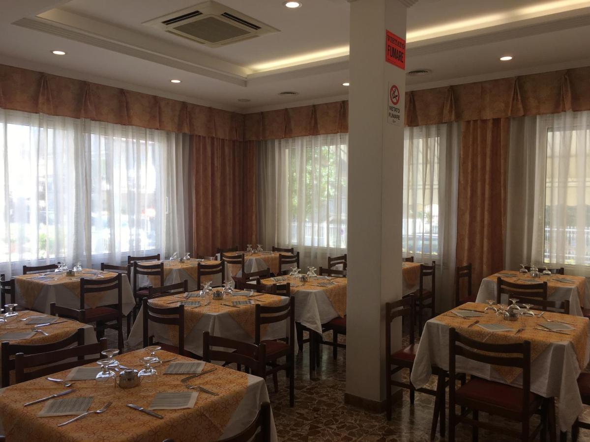 Hotel Villa Rinaldini Rimini Buitenkant foto