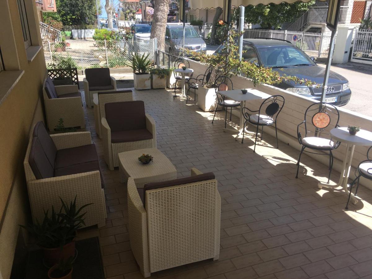 Hotel Villa Rinaldini Rimini Buitenkant foto