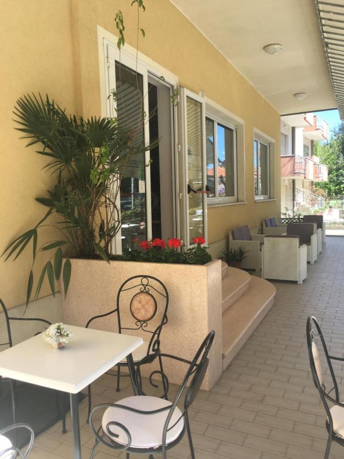 Hotel Villa Rinaldini Rimini Buitenkant foto
